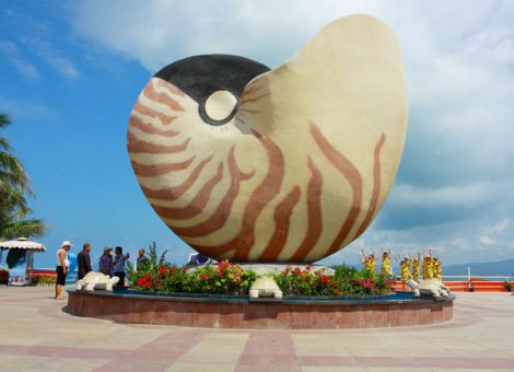 Giant Nautilus Display in Yalong bay