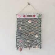 Seashells Fishnet Decor S (12"X18")
Size :Top hang rope 5-6”,L12”xW18”,Base Wood 1x2" ,Shells 1-4”(11pcs),Sealife Wood 6pcs,Weight  280grams